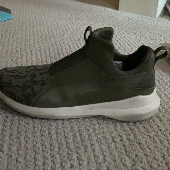 Woman’s puma shoes - Picture 2 of 3